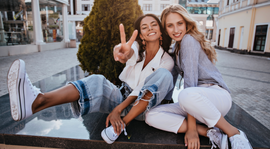 zwei Frauen im Urlaub beide tragen Jeans