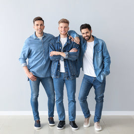 3 Männer in Jeans gekleidet