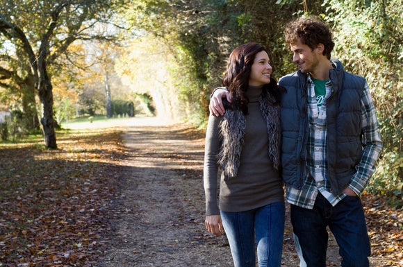 Pärchen beim Waldspaziergang