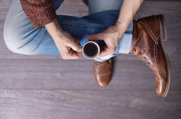 Ein sehr großer Mann trägt lässig eine perfekt sitzende, dunkelblaue Jeans in Überlänge