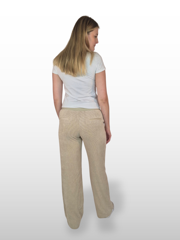 Bogilvy_Cordula_Damencordhose_Gummizug_beige-Ganzkoerperbild_hinten