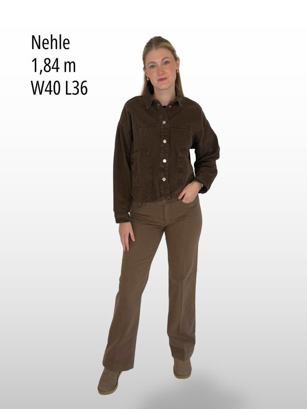 MACJEANS-WideCommercialColored-Weite Coloured Jeans mit feinen Bügelfalten-Damenhose-CottonTwill-Braun-Ganzkörperbild-vorne