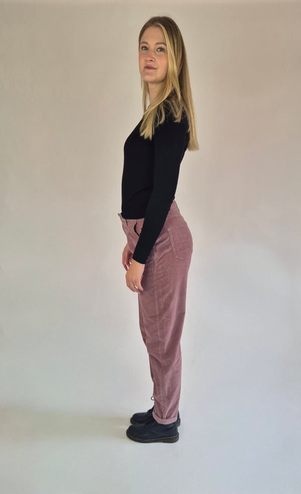 Mavi_Laura Cord_Baggy_Twighlight Mauve_Ganzkörper_seitlich