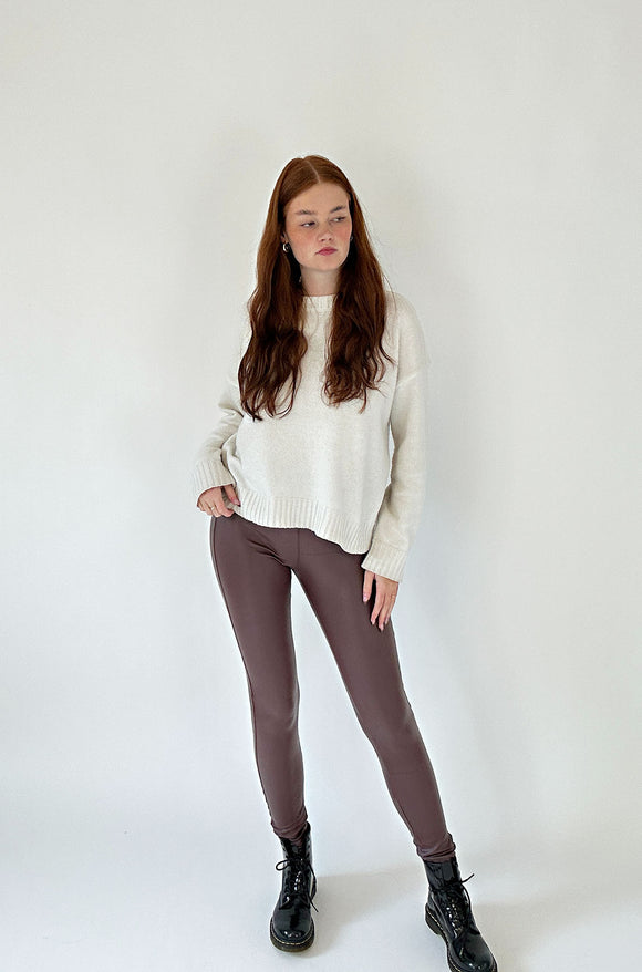 ONLYM_Lederleggings_bordaux_Ganzkörperbild_vorne