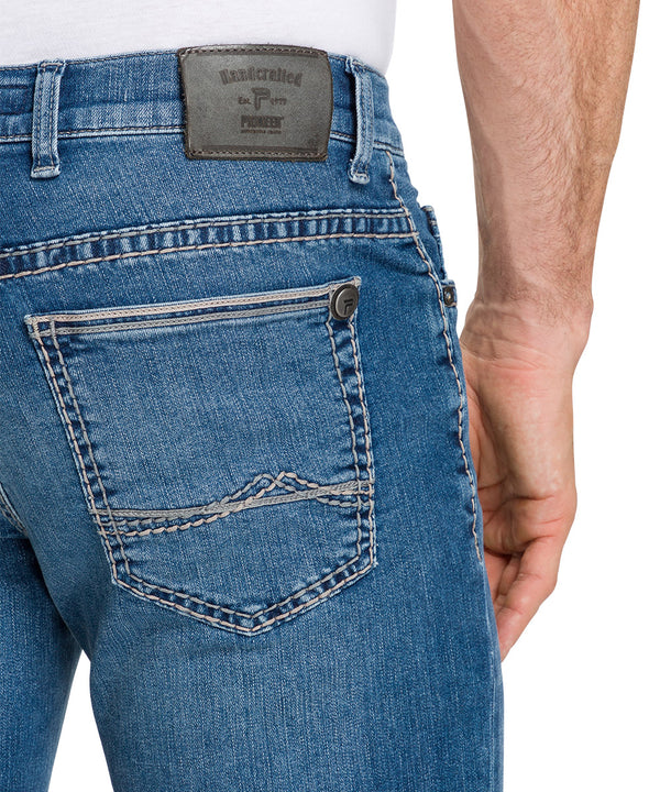 PIONEER_RANDO, Regular Fit, Blue Used Mustache_P01654100006745-68252_Gesäßtaschen_Detailansicht_hinten