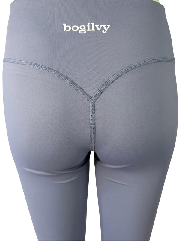 on-Flared-Leggings-graublau-Detail hinten-Po 