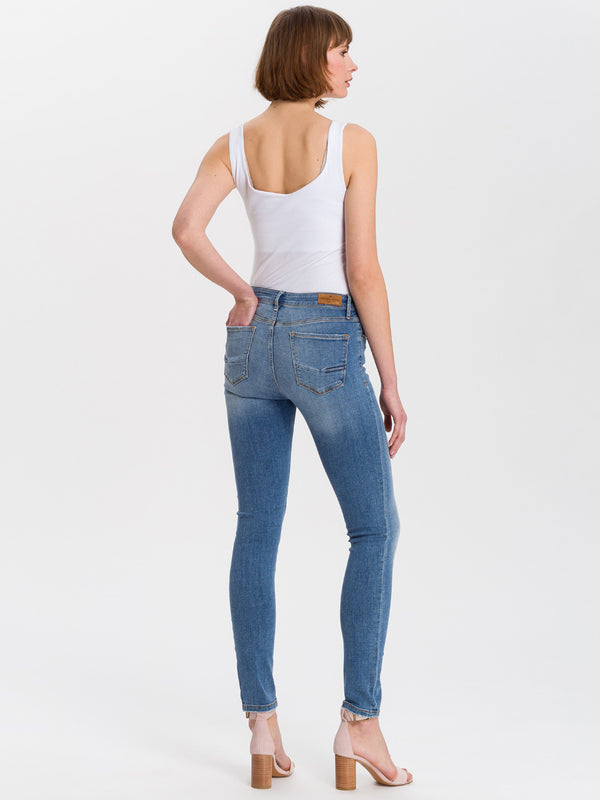 Cross Jeans - Skinny Fit - HIgh Waist - Mid Blue - ALAN - Länge 38 - L38 - Länge 36 - L36 - Länge 34 -L34 - Länge32 - L32 - Länge30 - L30 vorne -  Ganzkörper - Rückansicht