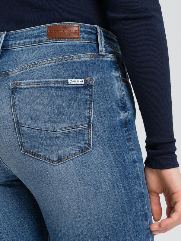 CROSS JEANS - ALAN, Skinny, Sky Blue Used - Cross Jeans - Skinny Fit - HIgh Waist - Mid Blue - ALAN - Länge 38 - L38 - Länge 36 - L36 - Länge 32 - L32 - Länge 30 - L30 vorne -  Länge 34 - L34 -hinten - Gesäß- Detailansicht