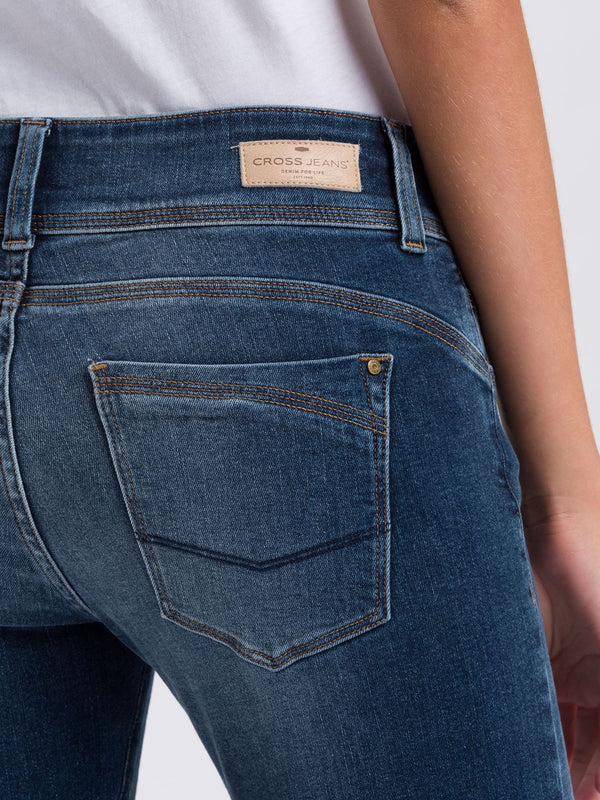 CROSS JEANS - LOIE, Straight, Dark Blue, Mid Waist, Push up, Länge 30 - L30 - Länge 32 - L32 - Länge 34 - L34 - Länge 36 - L36- Länge 38 - L38 - hinten - Gesäß - Rückansicht